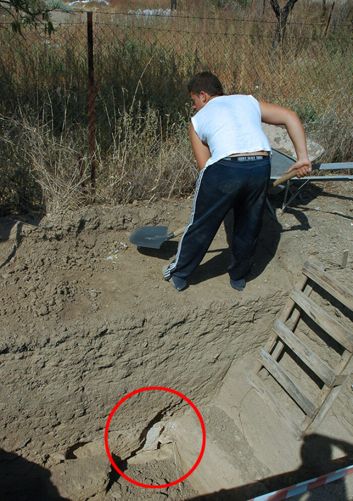 Entdeckung einer Mauer am Boden eines Sondierungsschnittes (25. September 2007).